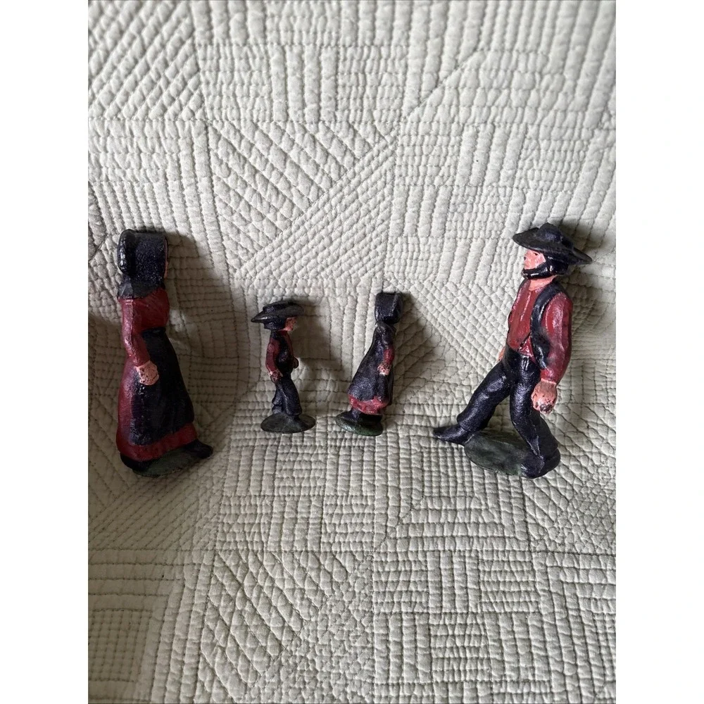 Vtg Wilton Cast Iron Amish Family Figurines Set of 4 Hand Painted FolkArt Toys